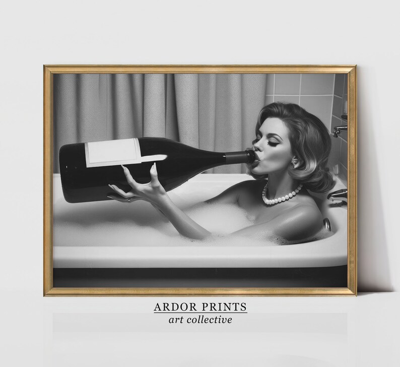 Peut inclure: Photographie en noir et blanc d'une femme dans une baignoire buvant dans une grande bouteille de vin. La femme porte un collier de perles et ses cheveux sont coiff&eacute;s en un chignon bouffant. L'image est encadr&eacute;e dans un cadre dor&eacute;.