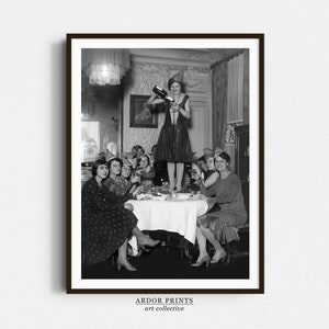 パーティーでお酒を飲む女性のウォールアート、白黒プリント、ワインを飲む女性のヴィンテージポスター、パーティーの装飾、バーカートのプリント、レトロな壁の装飾
