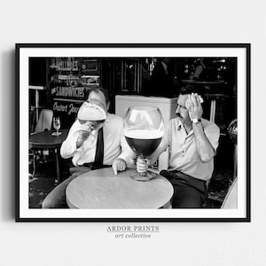 Mannen drinken bier uit oversized glazen kunst aan de muur, zwart-wit print, vintage mannen drinken poster, alcohol wand decor, bar winkelwagen print