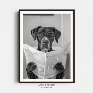 Könnte beinhalten: Ein Schwarzweißfoto eines Hundes, der eine Brille trägt und eine Zeitung liest. Der Hund sitzt auf einer Toilette.