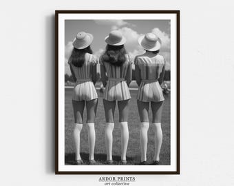 Retro Women's Polo Match Print: Vintage Chic Fashion Poster - Schwarz-Weiße Wandkunst