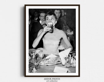 Audrey Hepburn nippen van bier kunst aan de muur, vrouw bier drinken op feestje, zwart-wit print, vintage foto, oud Hollywood, retro wand decor