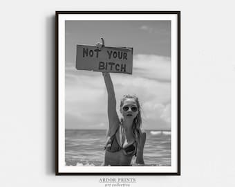 Póster feminista: Mujer en la playa - Impresión en blanco y negro (Descarga digital)