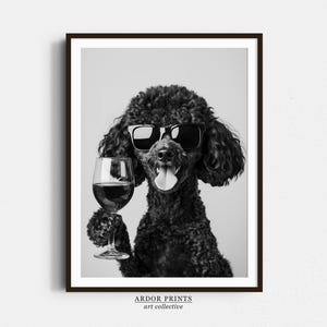 ワインを飲む黒いプードルのウォールアート、白黒プリント、プードルのバーカートプリント、犬のギフト、面白い犬のポスター、バーの装飾、キッチンの装飾