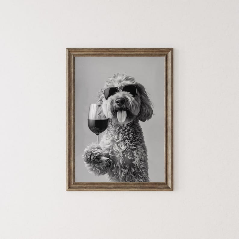 Pu&ograve; includere: Una foto in bianco e nero di un cane con occhiali da sole che tiene un bicchiere di vino rosso.