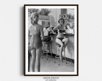 Vintage takbartryck: Vintage kvinnor dricker cocktails, retro barvagnsdekor - svartvit väggkonst