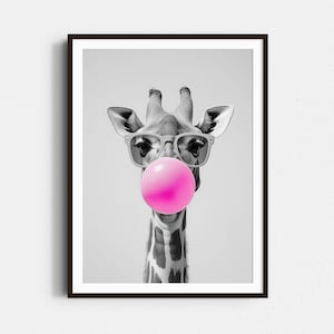 Impresión de jirafa rosa con chicle, impresión en blanco y negro, decoración rosa, regalo con estampado de jirafa, arte de moda, póster divertido de animales, arte de pared peculiar