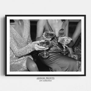 カクテルを飲む女性のウォールアート、白黒プリント、乾杯プリント、親友のポスター、アルコールアート、バーカートプリント、レトロな壁装飾