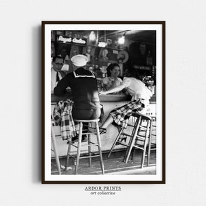 バーにいる女性と船員の壁アート、白黒プリント、ビンテージ写真、アルコールポスター、バーカートプリント、レトロな壁装飾