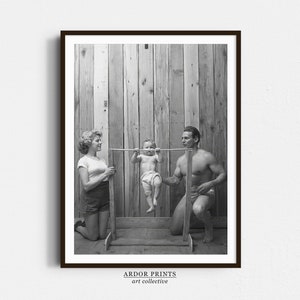 Bebé haciendo pullups arte de la pared, cartel de la familia culturista, arte de la pared divertido, impresión en blanco y negro, arte de la pared vintage, decoración de la pared retro, decoración del gimnasio