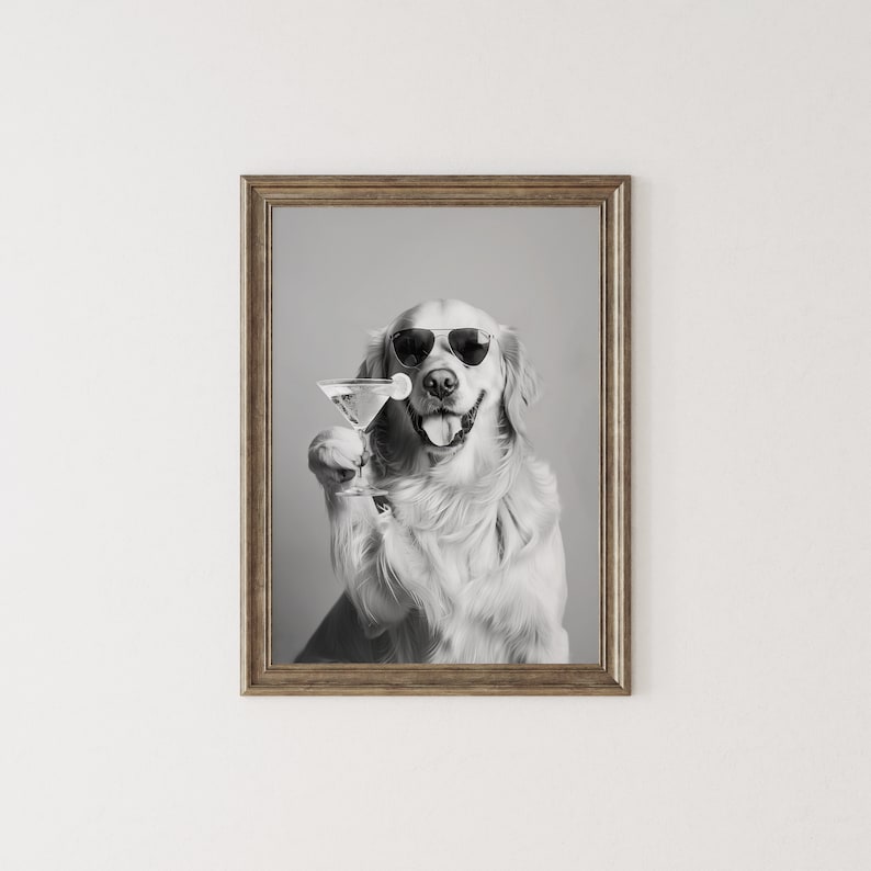 Op de afbeelding: Een zwart-witfoto van een golden retriever met een zonnebril die een martini-glas vasthoudt.