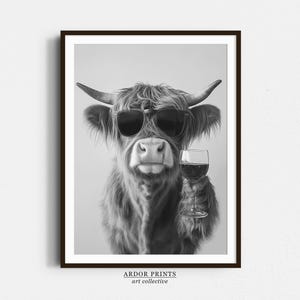 ハイランド牛がワインを飲むウォールアート、白黒プリント、動物アート、バーカートプリント、面白いウォールアート、バーの壁装飾、キッチン装飾