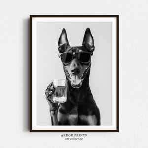 Doberman Drinking Whiskey Wall Art, Bourbon Glass, Czarno-biały wydruk, Prezent dla psa, Man Cave Dog Poster, Bar Cart Print, Kitchen Wall Decor