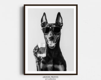 Art doberman buvant du whisky : impression de chien en noir et blanc (téléchargement numérique)