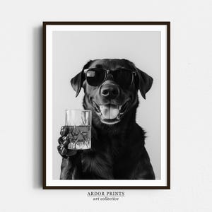 黒のラブラドールがウイスキーを飲むウォールアート、バーボングラス、白黒プリント、面白い犬のポスター、バーカートプリント、キッチンの壁装飾