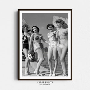 Arte de parede de modelos de roupa de banho vintage, competição de maiô dos anos 1940, moda feminina de biquíni de praia, estampa preta e branca, decoração retrô de parede