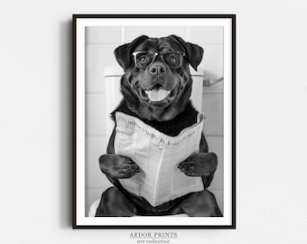 Rottweiler zittend op toilet kunst aan de muur, hond lezen krant, zwart-wit print, huisdier kunst, grappige hond poster, badkamer muur decor