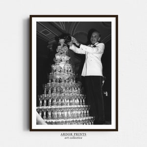 Champagnetoren jaren 1920 kunst aan de muur, gieten over gestapelde glazen zwart-wit print, alcohol poster, bar kar print, retro wand decor afbeelding 1