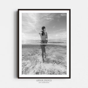 Mujer desnuda de pie en el arte de la pared del océano, arte de la pared de agua de mar, impresión de la playa de la niña, impresión en blanco y negro, cartel del océano, decoración de la pared retro