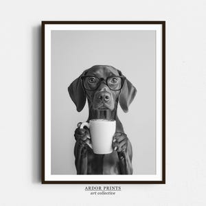 Vizsla Trinkt Kaffee Wand Kunst, Schwarz Weiß Druck, Kaffee Liebhaber Druck, Vizsla Hund Geschenk, Lustiger Hund Poster, Küchen Wand Dekoration