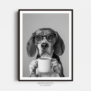 Beagle Trinkt Kaffee, Schwarzweißdruck, Kaffeeliebhaber, Beagle Hund Geschenk, Lustiges Hundeposter, Küchen Wanddeko
