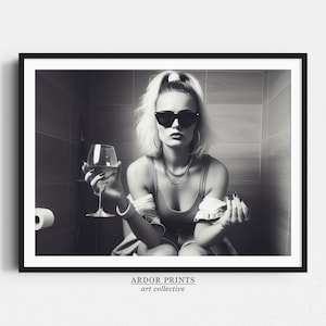 トイレでワインを飲む女性のウォールアート、ワイングラスを持つ女の子、白黒プリント、面白いバスルームのウォールアート、レトロな壁の装飾
