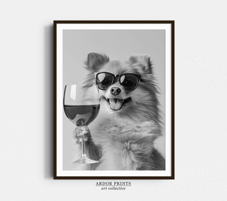 Peut inclure: Une photo en noir et blanc d'un chien portant des lunettes de soleil et tenant un verre de vin rouge. Le chien sourit et regarde la cam&eacute;ra.