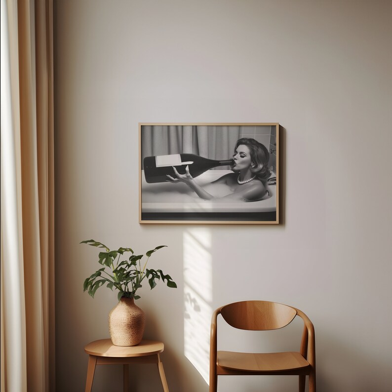 Peut inclure: Photographie en noir et blanc d'une femme dans une baignoire buvant une bouteille de champagne.