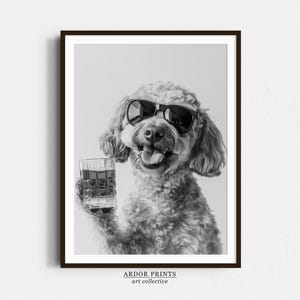 ラブラドゥードルがウイスキーを飲むウォールアート、バーボングラス、白黒プリント、犬のギフト、面白い犬のポスター、バーカートプリント、キッチンの壁装飾