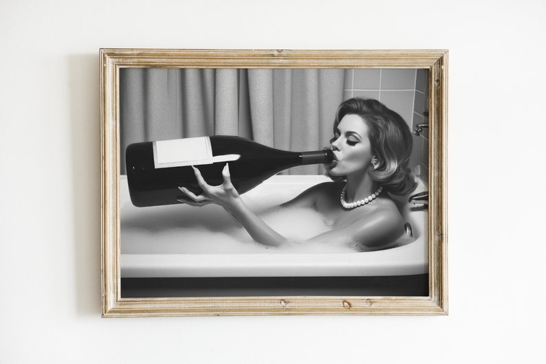 Peut inclure: Une photographie en noir et blanc d'une femme dans une baignoire buvant une grande bouteille de champagne.