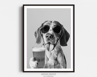 Könnte beinhalten: Ein Schwarzweißfoto eines Hundes, der eine Sonnenbrille trägt und ein Glas Bier hält. Der Hund schaut direkt in die Kamera und hat die Zunge herausgestreckt.