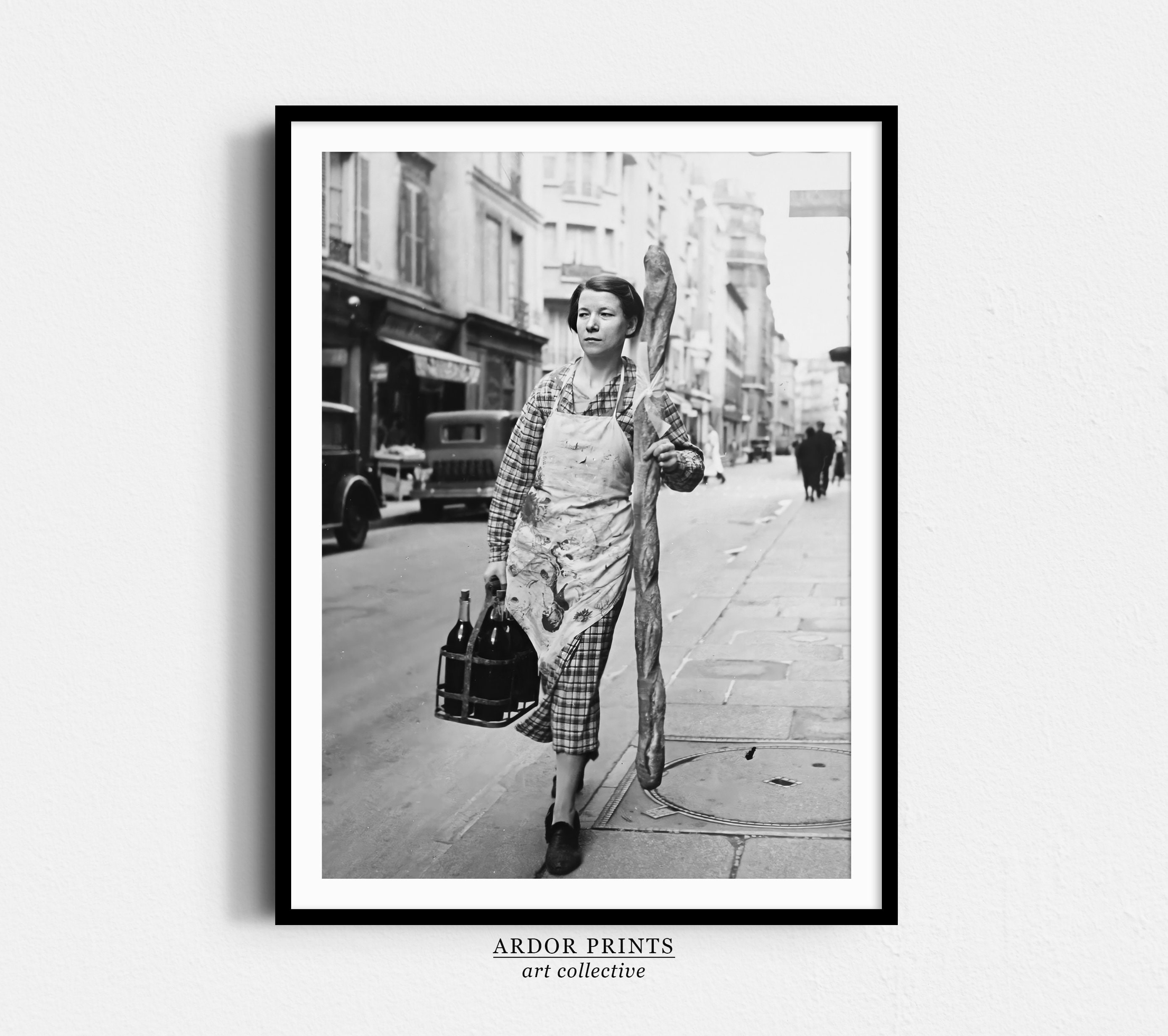 バゲットとワインを持つフランス人女性のプリント：1940年代の