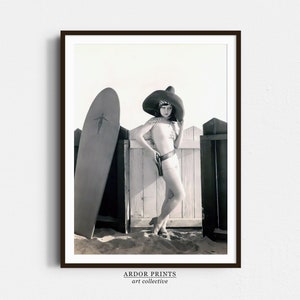 Flapper Girl Beach Print: Kobieta w stylu vintage z deską surfingową (pobranie cyfrowe)