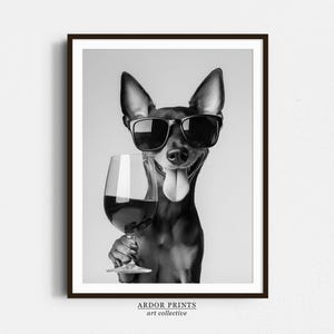 ミニチュア ピンシャーがワインを飲むウォール アート、白黒プリント、バー カート プリント、ペット アート、アルコール プリント、面白い犬のポスター、ホーム バーの装飾