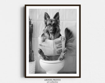 Könnte beinhalten: Ein Schwarzweißfoto eines Deutschen Schäferhundes mit Brille, der auf einer Toilette sitzt und Zeitung liest.