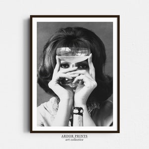 ワイングラス越しに見る女性のウォールアート、白黒プリント、ビンテージ写真、アルコールポスター、レトロな壁装飾、バーカートプリント