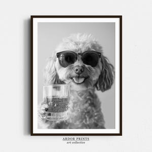 ウィスキーを飲むキャバプーの壁アート、バーボングラス、白黒プリント、犬のギフト、面白い犬のポスター、バーカートプリント、キッチンの壁の装飾