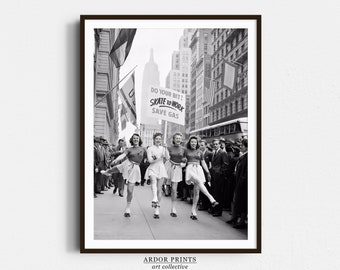 Vintage Rollschuhe Print: NYC 1940s Retro Poster - Schwarz-Weiße Kunst