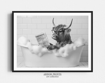 Puede incluir: Una fotografía en blanco y negro de una vaca de las tierras altas con gafas relajándose en una bañera llena de burbujas. La vaca está leyendo un periódico titulado "The Daily Highland News".