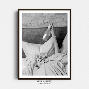 ベッドでワインを飲む女性のプリント、アルコールの壁アート、カクテルポスター、白黒プリント、バーカートプリント、寮の部屋の壁の装飾