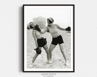 Impresión vintage de boxeo en la playa: foto de mujeres entrenando en la década de 1930, decoración de pared retro - Arte mural en blanco y negro