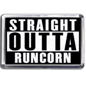 Può includere: Magnetica nera e bianca con il testo "Straight Outta Runcorn" in un carattere audace e a blocchi.