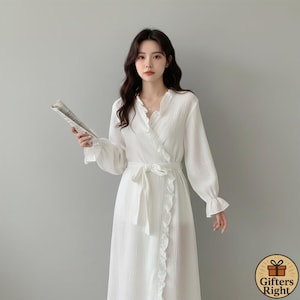 Kimono i bomull med volang, lätt omlottkimono, sovkläder i cottagecore, mjuk lång badrock, brudnattkläder för kvinnor