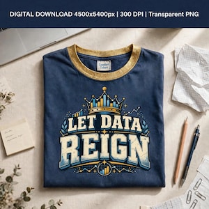 Può includere: Una t-shirt blu navy con colletto a coste color oro. La grafica presenta una corona formata da grafici a barre sopra il testo LET DATA REIGN in un carattere grassetto e usurato. Sotto il testo c'è un'icona circolare con un grafico.