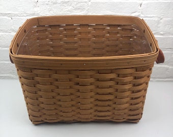 Panier Longaberger vintage de 2001 pour journaux et magazines, anses en cuir, doublure en plastique, signé par l'artiste et daté.