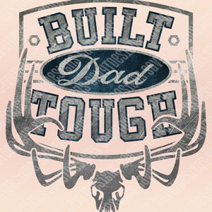 Peut inclure: Un design graphique argenté et bleu avec le texte "BUILT TOUGH" et un logo Ford avec le mot "Dad" à l'intérieur. Le graphique est entouré d'un motif d'antenne de cerf argenté.