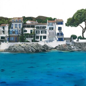 Puede incluir: Una pintura de casas blancas con detalles azules en una costa rocosa. Las casas están agrupadas y tienen árboles y arbustos verdes a su alrededor. El agua es de un azul brillante y hay un solo pino en el lado derecho de la imagen.