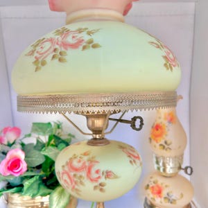 Luminária vintage Fenton Burmese de vidro e latão - Abajur de vidro acetinado GWTW Custard Uranium pintado à mão com rosas cor-de-rosa, borda franzida e ondulada