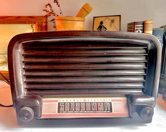 1948年製GE真空管ラジオ：動作するヴィンテージベークライトラジオ