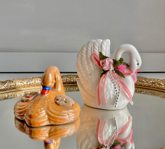ヴィンテージ陶器の白鳥の置物：オレンジ色の光沢のあるピンクッション